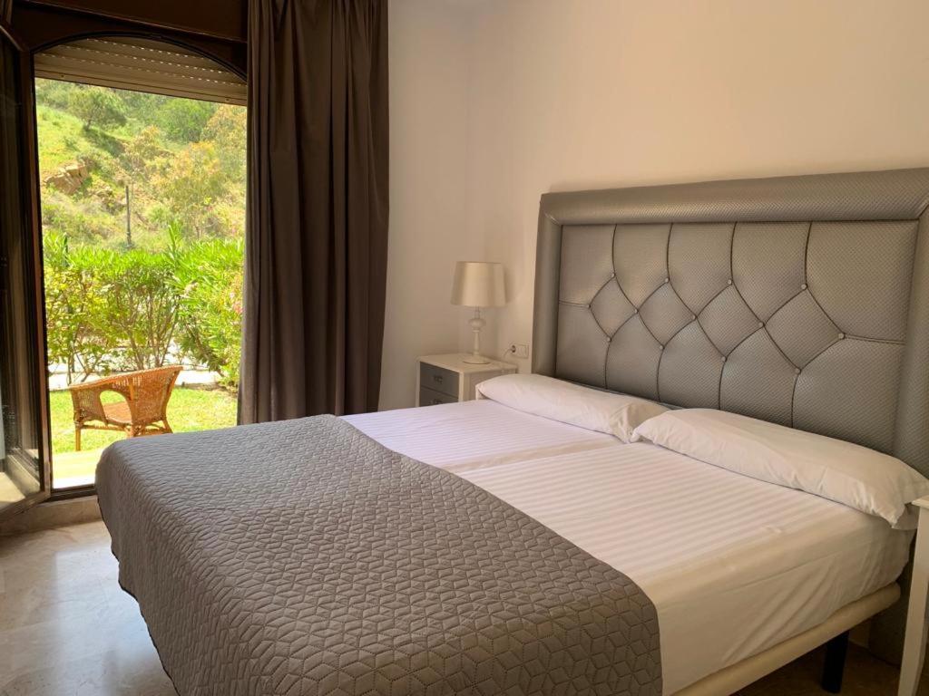 Apartamento Espacioso Muy Tranquilo Con Piscinas Y Jardines Cercano A La Playa Estepona Exterior photo
