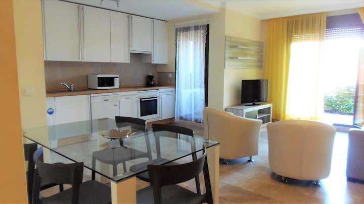 Apartamento Espacioso Muy Tranquilo Con Piscinas Y Jardines Cercano A La Playa Estepona Exterior photo