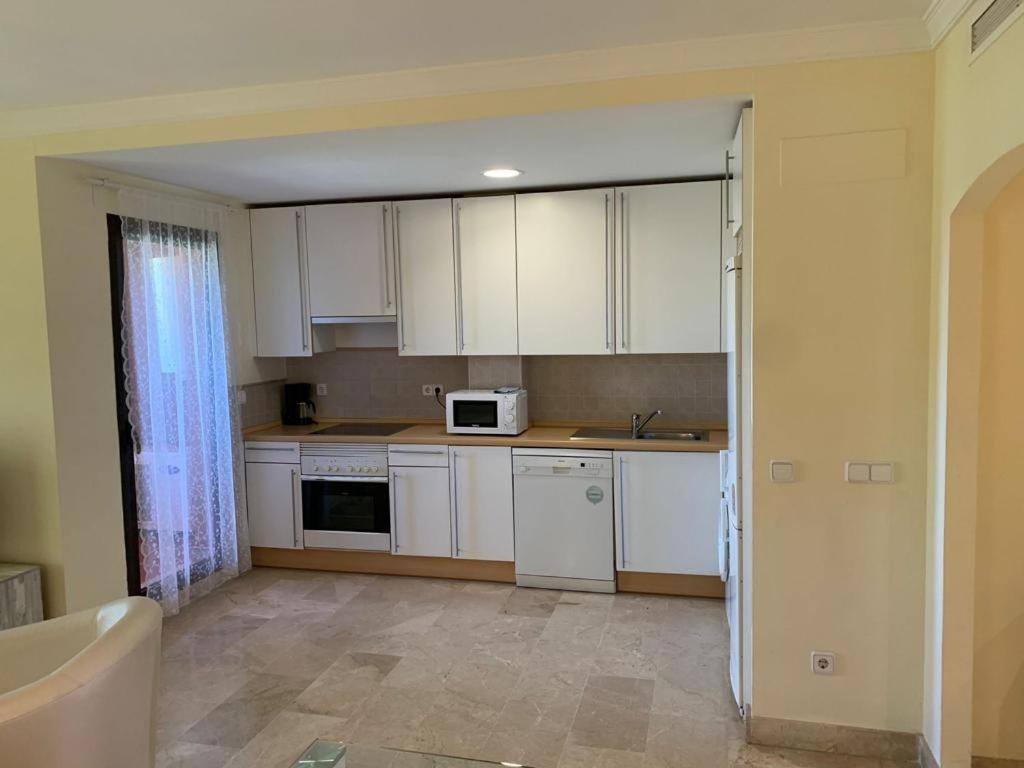 Apartamento Espacioso Muy Tranquilo Con Piscinas Y Jardines Cercano A La Playa Estepona Exterior photo