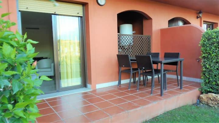 Apartamento Espacioso Muy Tranquilo Con Piscinas Y Jardines Cercano A La Playa Estepona Exterior photo